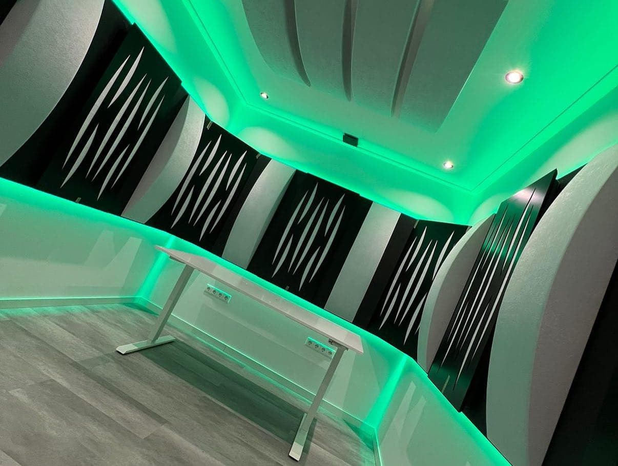 24/7 Black Studio